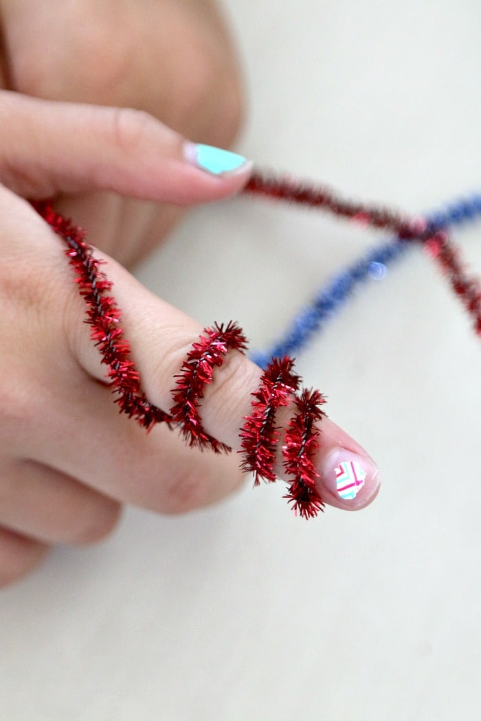 How to Make a Sparkling Pipe Cleaner Fireworks Ring - DIY & Crafts